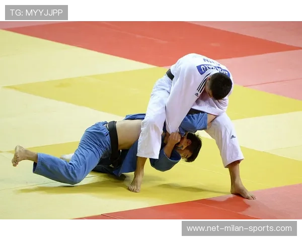 摔跤赛强势抱摔得分展现力量优势